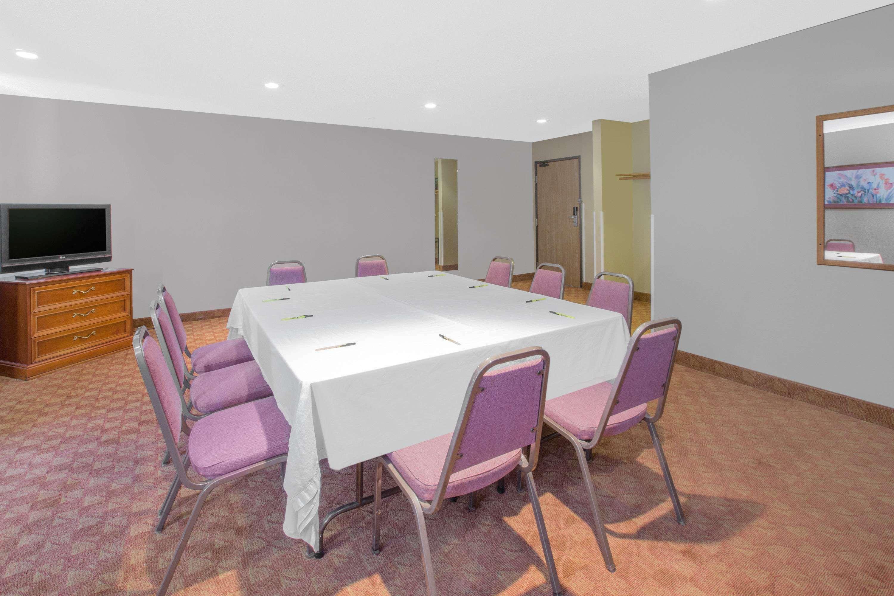 Super 8 By Wyndham Howe מראה חיצוני תמונה